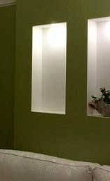 Каких оттенков подушки на диван, вазы, салфетки на обеденный стол, картины на стены смогли бы завершить интерьер в целом?