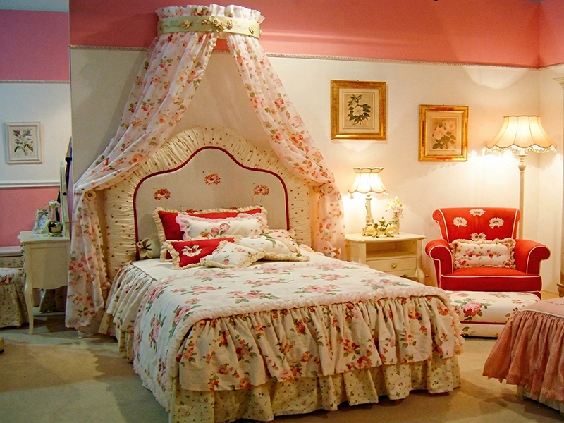 Детская комната с декоративным текстилем на кровати