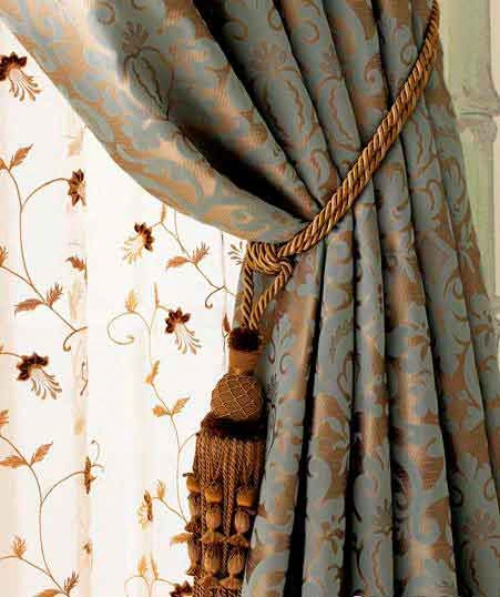 Где установить камин в гостиной с двумя окнами и какие подобрать портьеры?