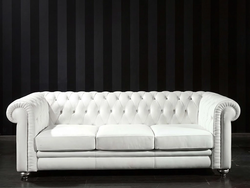 Красное мягкое кресло с белой декоративной подушкой в светлом интерьере комнаты