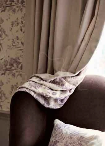 Где установить камин в гостиной с двумя окнами и какие подобрать портьеры?