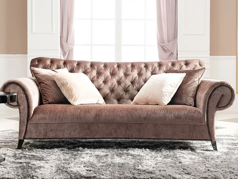 Светлый бежевый диван и красное кресло возле белого журнального столика