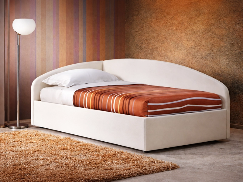 Уютная детская кушетка с мягкой спинкой и ящиками для хранения постельного белья в общей спальне