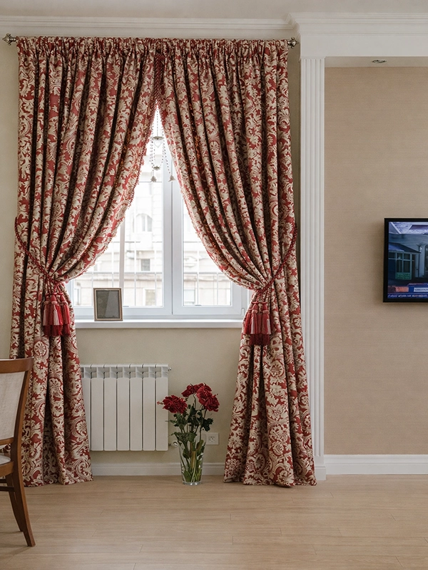 Фрагмент ткани с насыщенным бордовым классическим орнаментом и узорами для штор или подушек