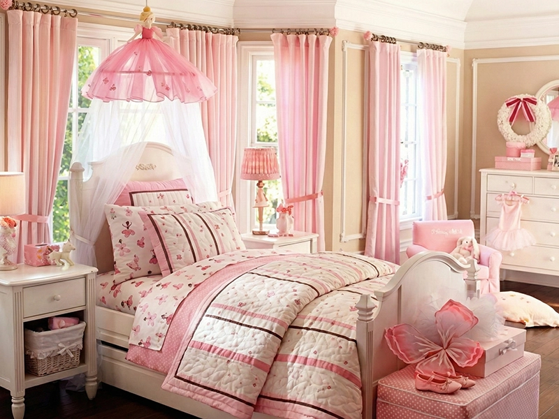 Детская комната с шторами и декоративными подушками