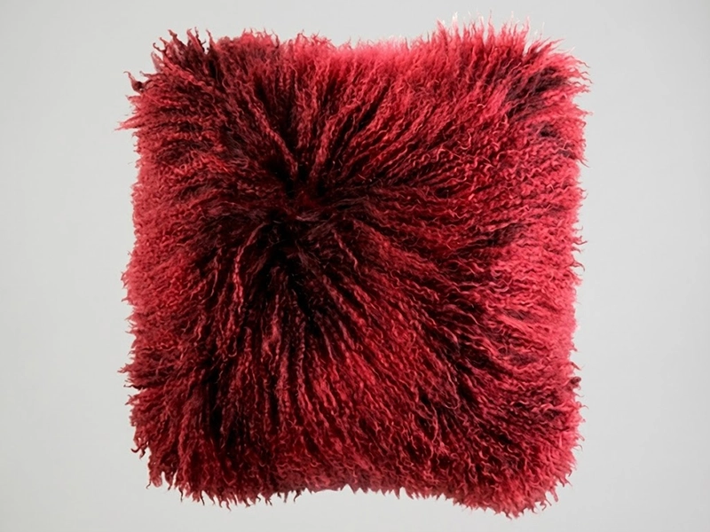 Светлая декоративная подушка с классическим узором на мягкой мебели