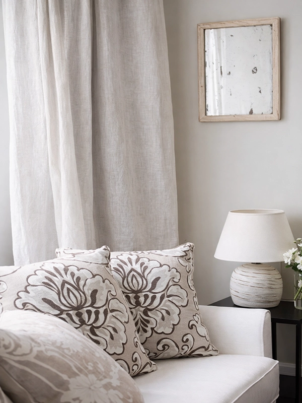 Плотные портьеры бежевого цвета из фактурной ткани, висящие на окне в интерьере со светлыми стенами квартиры