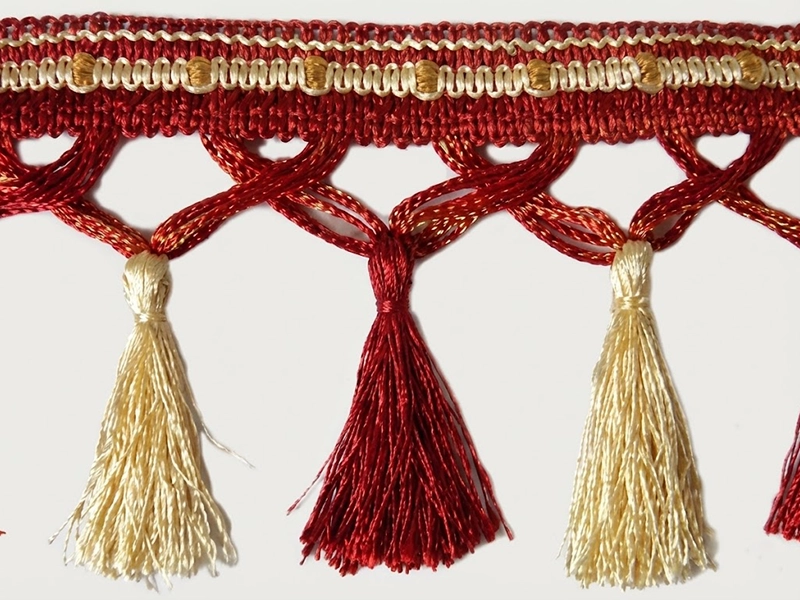 Белый матовый тюль и плотные портьеры бежевого оттенка в интерьере комнаты