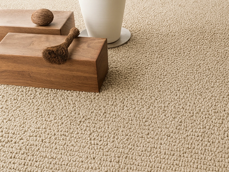 Мягкое напольное покрытие светлого оттенка в интерьере комнаты для создания уютной атмосферы