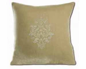 Какого цвета подобрать покрывало на кровать и настольные лампы?