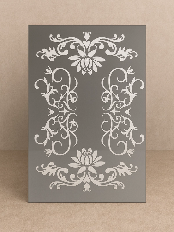 Декоративное стекло на поверхности стола с пескоструйным орнаментом в интерьере жилой комнаты