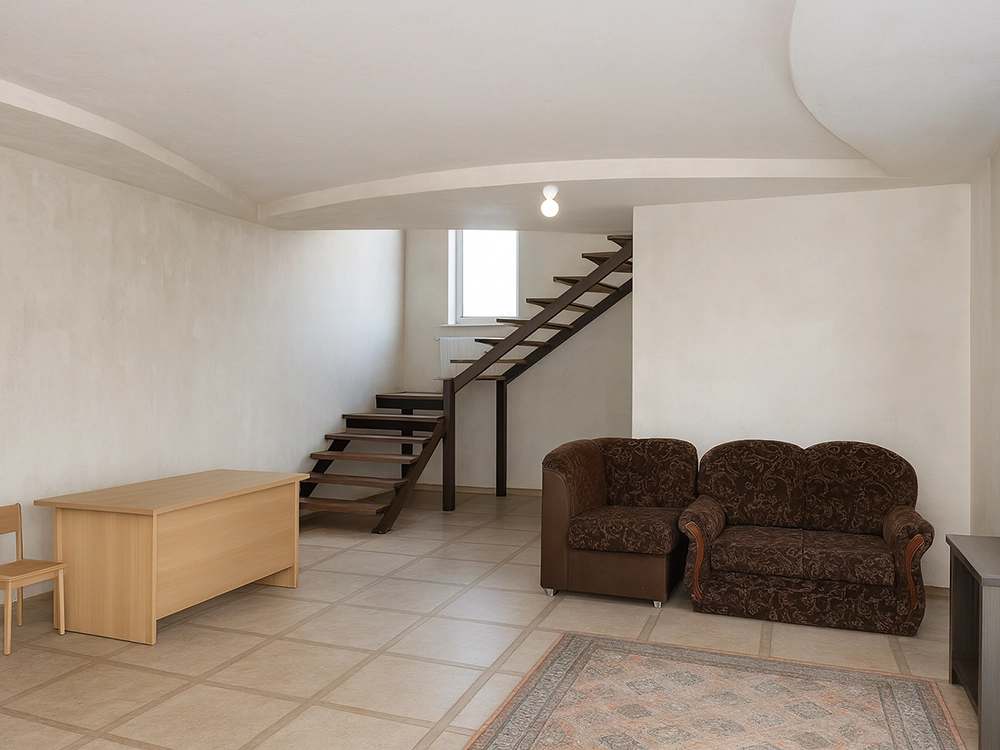 Интерьер кухни с лиловым низом и белым верхом гарнитура, обеденный стол со стульями, белая плитка