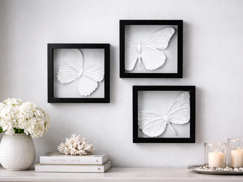 Размещение декоративных панно возле темной колонны