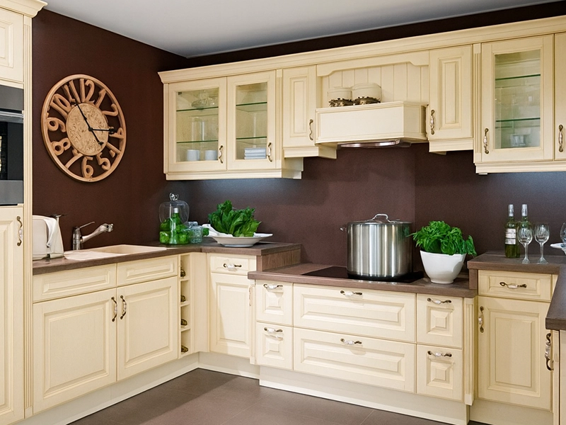 Кухонный гарнитур с пониженной секцией мойки рядом с основным столом, светлая столешница, встроенная мойка