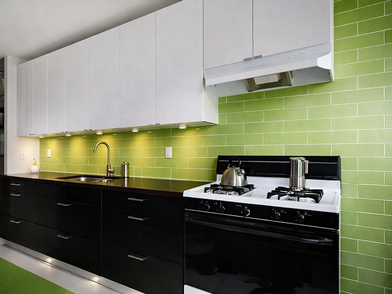 Сочетание белой мебели и дымчатых стен в жилой комнате