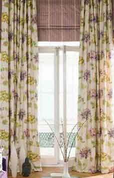 Где установить камин в гостиной с двумя окнами и какие подобрать портьеры?