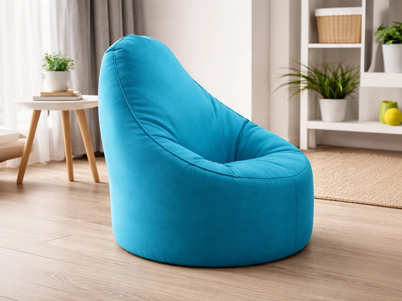 Пример сочетания штор и мебели ванильного цвета с голубыми вставками в дизайне детской комнаты