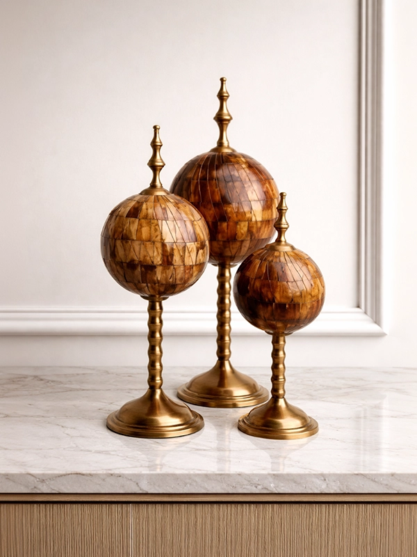 ТВ-зона гостиной, украшенная свечами, рамками и статуэтками в единой цветовой гамме интерьера