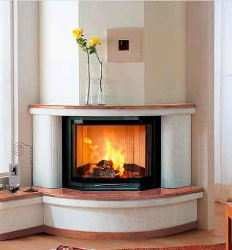 Где установить камин в гостиной с двумя окнами и какие подобрать портьеры?