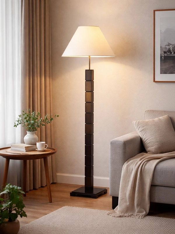 Декоративное настенное панно из темного металла с абстрактным узором над диваном в интерьере гостиной