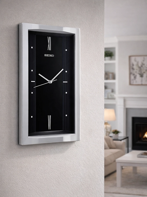 Круглые настенные часы на однотонной светлой стене