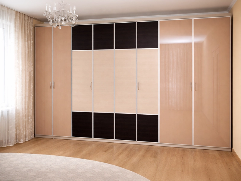 Стильная откидная кровать встроенная в шкаф для подростка в современном дизайне интерьера детской