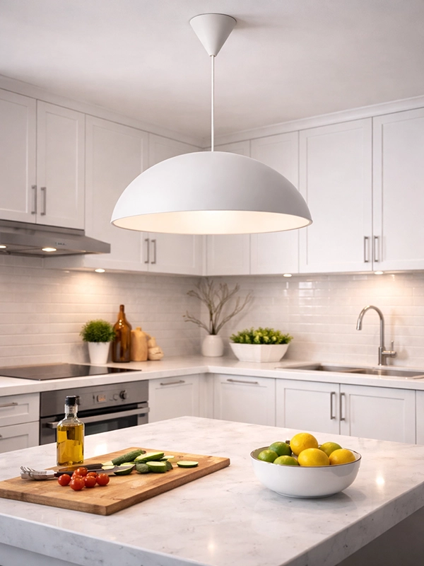 Белые прямые гардины в пол на кухонном окне