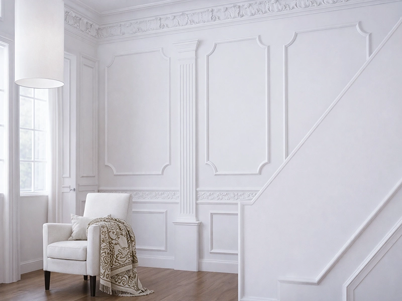 Белый лепной карниз на стене в классическом стиле