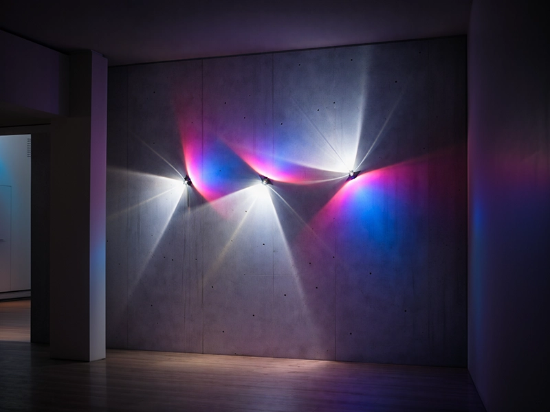 Использование цветной скрытой подсветки потолка для создания атмосферы в детской комнате