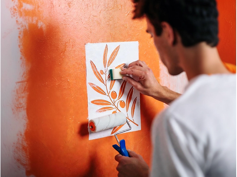 Декоративный трафарет с фигурным орнаментом из листьев и цветов для оформления верхней части стены под потолком