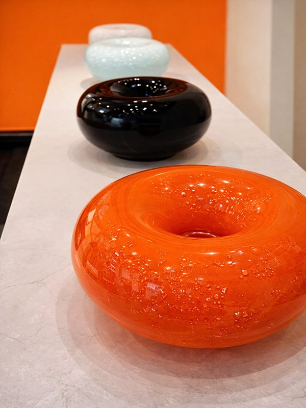 Общий вид мебельной стенки с телевизором и декором