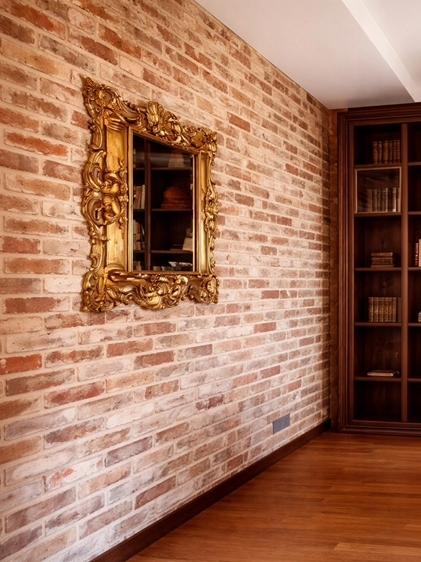 Фрагмент стены в обеденной зоне кухни, облицованной декоративным искусственным камнем.