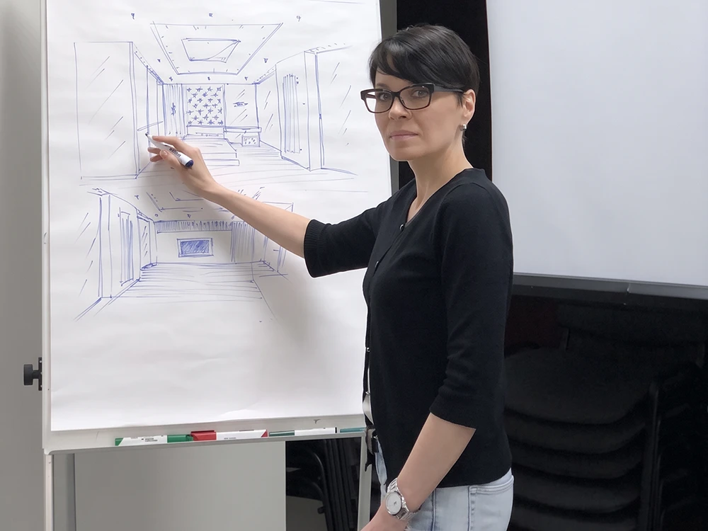 Дизайнер Ирина Романова в офисе на обсуждение проекта с Заказчиками