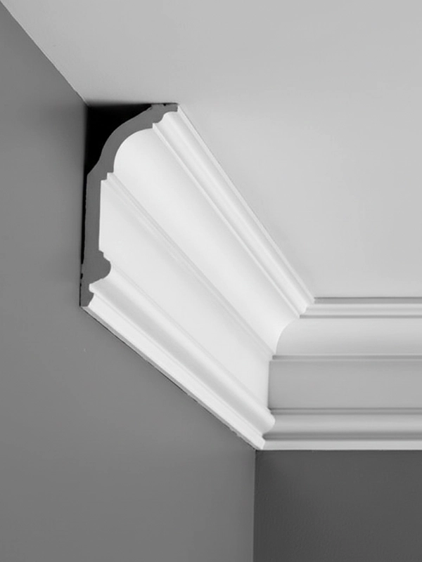 Белый широкий потолочный карниз из гипса или полиуретана с объемным классическим растительным орнаментом