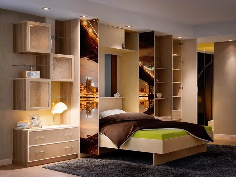 Дизайнерское решение встроенной кровати в шкаф для организации пространства в комнате подростка