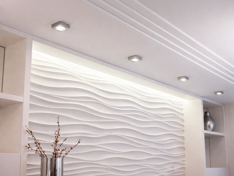 Рельефные стеновые 3D панели белого цвета с геометрическим узором в интерьере столовой.