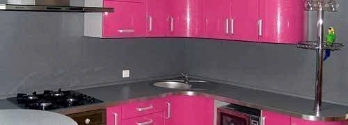 К яркому кухонному гарнитуру какого цвета подобрать столешницу, фартук и обои?