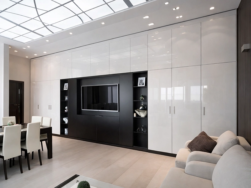 Высокий шкаф для хранения одежды с потолочной линией