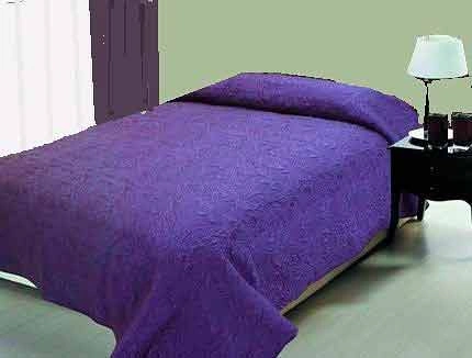 Какого цвета подобрать покрывало на кровать и настольные лампы?