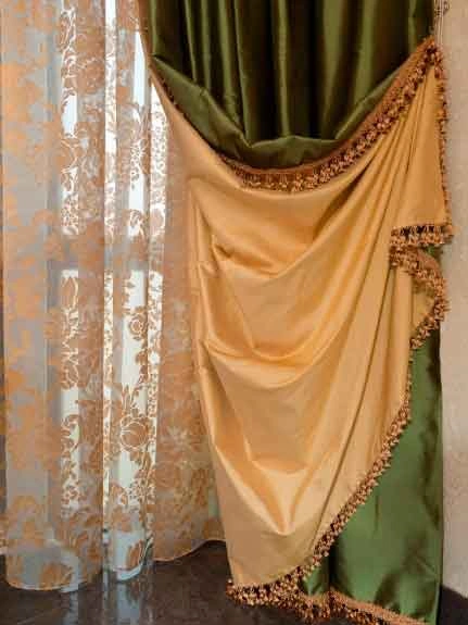 Где установить камин в гостиной с двумя окнами и какие подобрать портьеры?