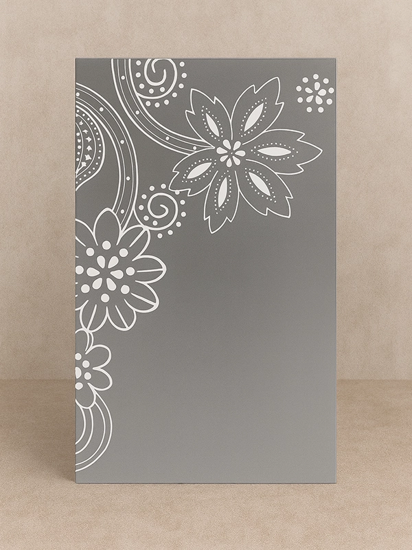 Вариант защиты стола закаленным стеклом с художественным оформлением в современном интерьере