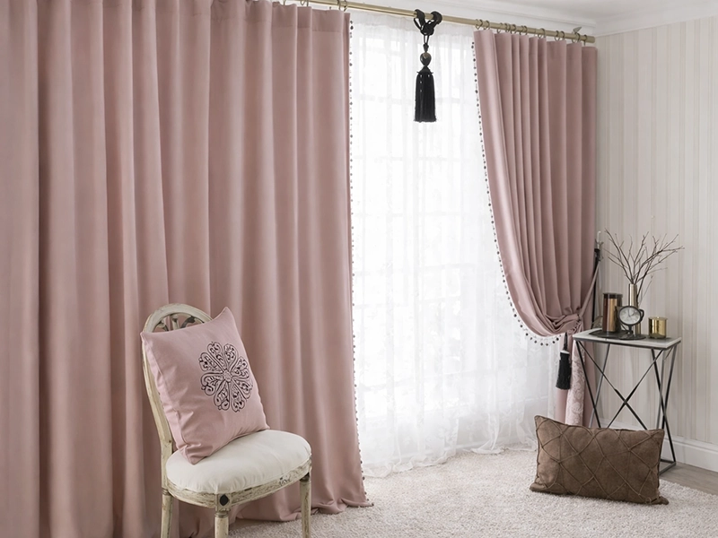 Пример текстильного оформления окна в современном стиле