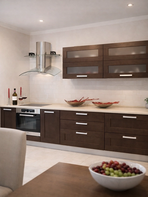 Современная линейная кухня цвета темного шоколада с матовыми фасадами и встроенной бытовой техникой.