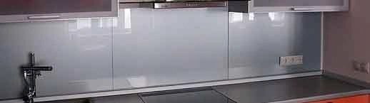 Какие подобрать скинали к кухне с сиреневым фасадом и серой столешницей?