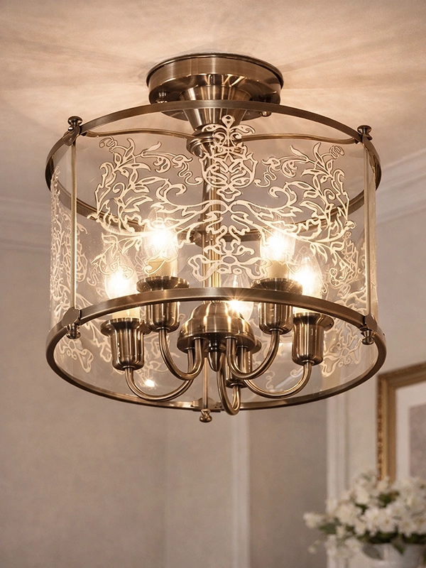 Текстильное оформление окна с плотными шторами с классическим узором и легким полупрозрачным тюлем.