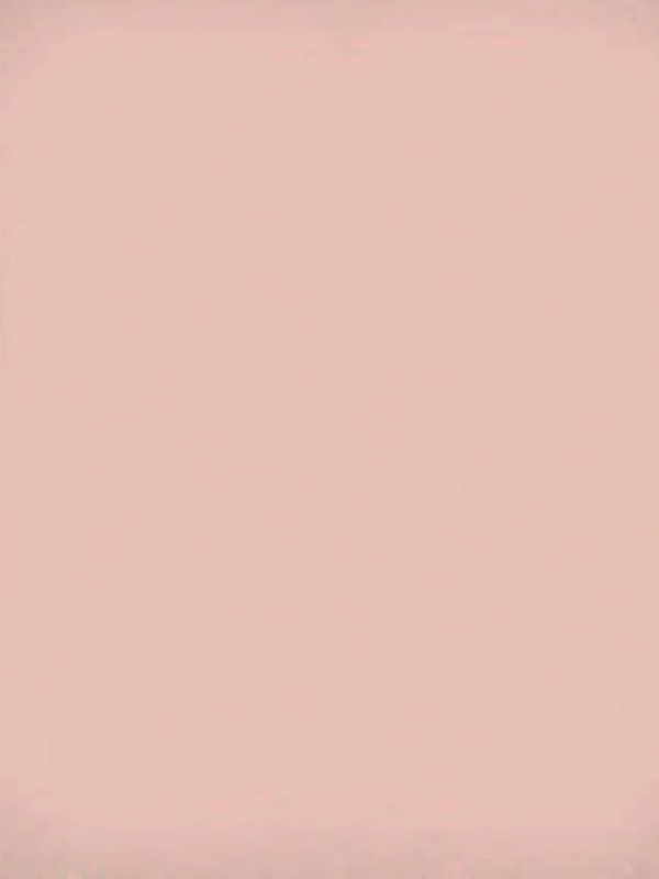 Зона умывальника с розовой плиткой на стене и зеркалом в белой раме