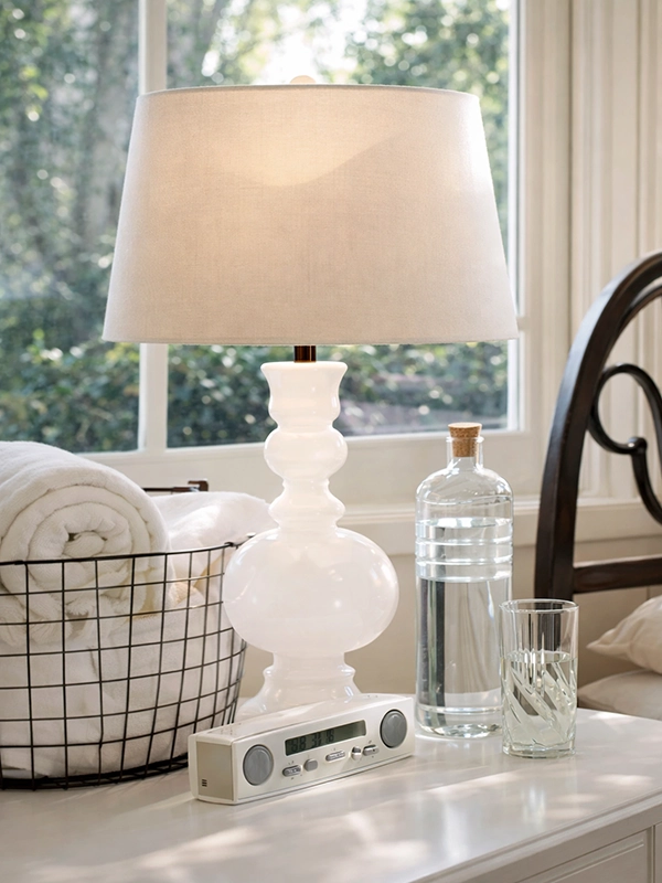 Белый комод в современном стиле с декоративной вазой и абстрактным изображением в рамке на поверхности