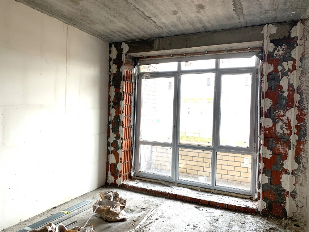 Белая стена, светлый пол и закрытая дверь