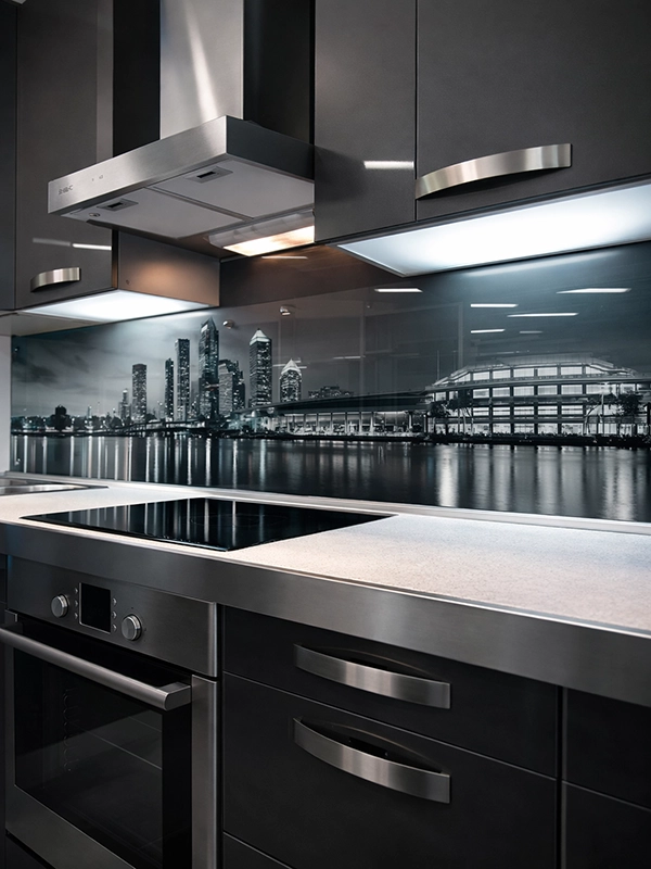 Зеленые плотные портьеры в сочетании с белым тюлем