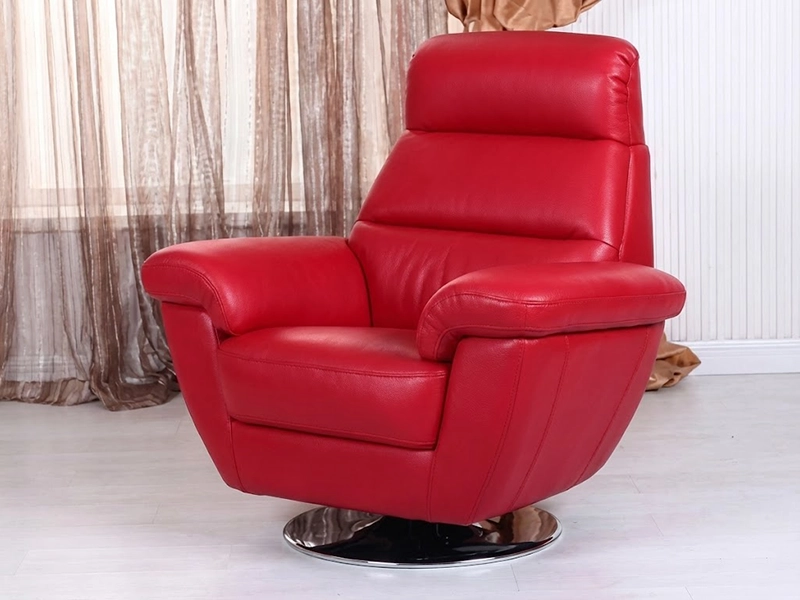 Фрагмент интерьера с красным креслом, бежевым диваном и темным столиком